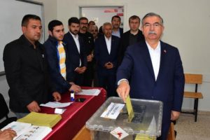 Milli Eğitim Bakanı Yılmaz Sivas'ta sandığa gitti