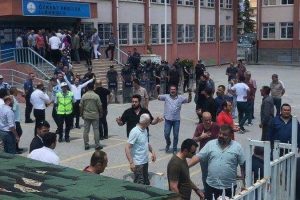 Okul bahçesinde çirkin saldırı
