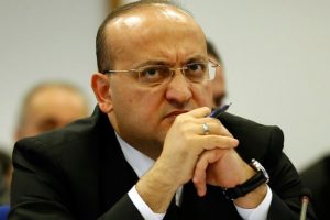 Eski bakan oy kullanmaya gitti, ortalık karıştı