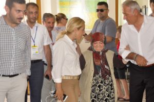 İlk defa iki gözüyle görerek oy kullandı