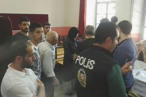Annesinin kullandığı oy pusulasını yırttı!