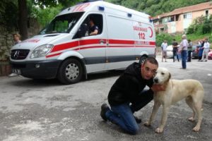 Köpeğini kurtarmak isterken mahsur kaldı
