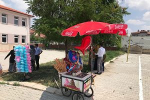 Oy vermeye gidenler alışveriş de yaptı