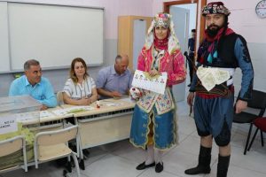 Denizli'de 'zeybekler' sandık başında