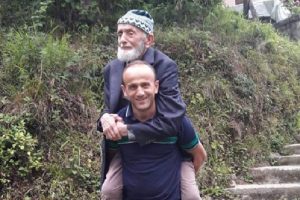 80 yaşındaki babasını sandığa böyle götürdü
