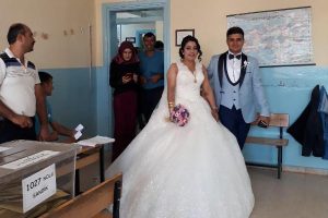 Önce oy kullandılar, sonra düğüne gittiler