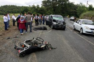 Hafif ticari araç, motosiklete çarptı: 1 ölü, 2 yaralı