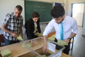 Elazığ'da sandıklar açılmaya başlandı