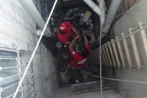 Havalandırma boşluğuna düşen kediyi ekipler kurtardı