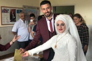 Gelinlik ve damatlıkla oy kullandılar