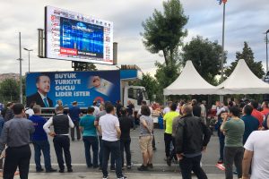 Vatandaşlar AK Parti İstanbul İl Başkanlığı önünde toplanmaya başladı