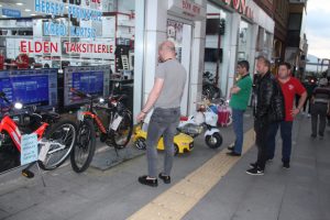 Vatandaşlar seçimi vitrinlerden takip ediyor
