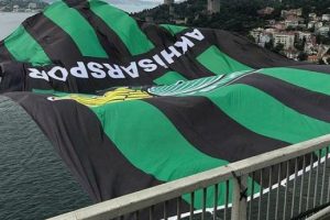 Akhisarspor'un bayrağı köprüde