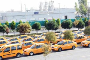 Taksi şoförü, turist çiftin parasını almaya çalıştı