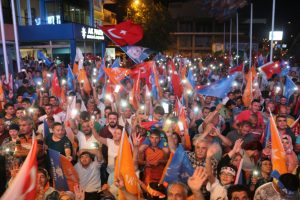 Antalya AK Parti il binasında kutlama