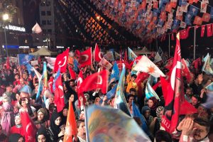 Kocaeli'de AK Parti önünde kutlamalar başladı