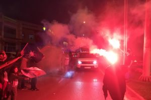 AK Parti Sakarya il binası önünde kutlamalar başladı