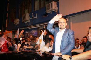 AK Parti Grup Başkanvekili Turan seçim sonucunu davul çalarak kutladı