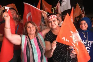 İzmir'de seçim zaferiyle AK Parti'ye akın ettiler