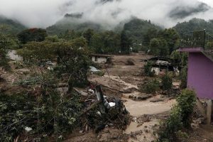 Vietnam'da sel ve toprak kayması