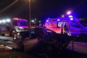 Otomobil bariyere saplandı: 2 ölü, 3 yaralı