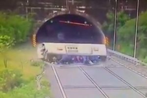 Yolcu otobüsü devrildi: 3 ölü, 7 yaralı