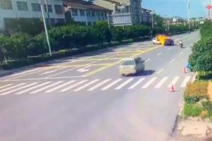 Otomobille çarpışan motosiklet alev aldı!