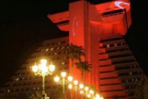 Katar'da otel Türk bayrağıyla aydınlatıldı