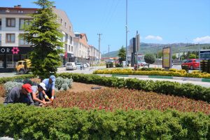 Bursa'da kavşak ve orta refüjler rengarenk