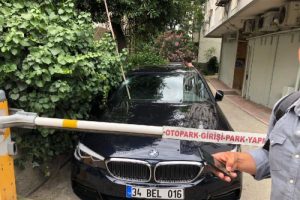 İskeleden düşen demir otomobile saplandı