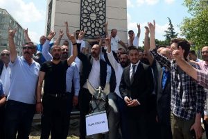 'Anırırım' diyen Yaşar Okuyan'ı protesto ettiler