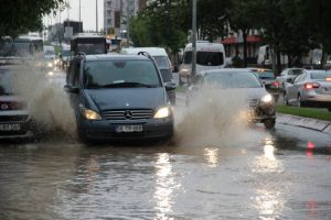 Sivas'ta cadde ve sokaklar göle döndü