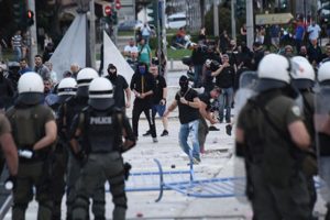 Yunanistan'da göstericiler polisle çatıştı