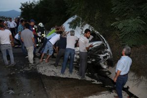 Ticari araç otomobille çarpıştı: 5 yaralı