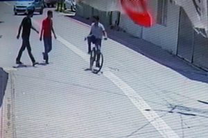 Yaşlı kadının 10 bin lirasını çalıp kaçtılar