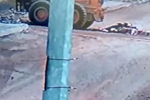 İş makinesinin altında kalan kadın feci şekilde can verdi!