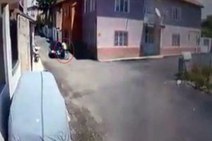 Bisikletle otomobilin çarpıştığı anlar kamerada