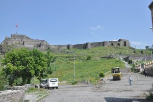 Tarihi Kars Kalesi altına kilit taşı döşeniyor