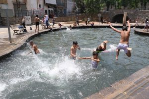Aşırı sıcaklar vatandaşlara zor anlar yaşattı