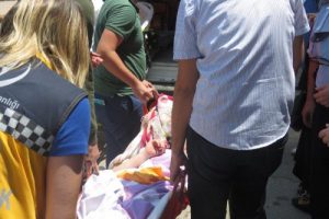 Marketin tabelasını temizlerken akıma kapıldı