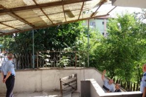 Çatıdan düşen yaşlı adam ağır yaralandı