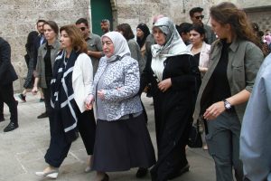 Başbakan Yıldırım'ın eşi Bursa'da kapalı çarşıyı gezdi