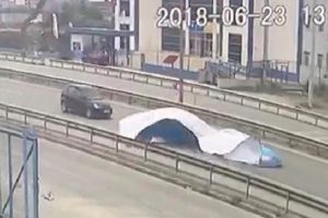 Seçim afişi otomobilin üzerine düştü, sürücü zor anlar yaşadı