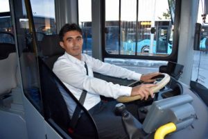 Otobüsü temizlerken bulduğu parayı sahibine ulaştırdı
