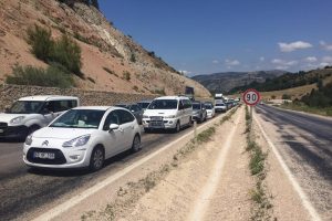 İş makinesi devrildi: 2 yaralı