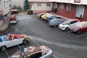 Bursa'da otomobillerinin üzerine kilim ve halı serdiler