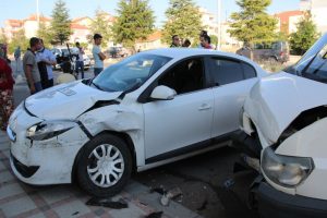 Minibüs 2 otomobile çarptı: 2 yaralı