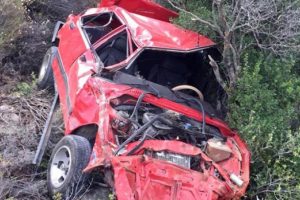 300 metrelik uçuruma yuvarlanan otomobilden sağ çıktı