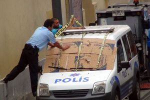 Polis aracına dolu önlemi!
