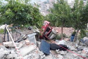 Kamyonet evin çatısına uçtu: 1 ölü